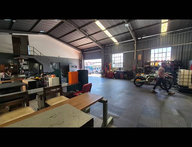 950M² WAREHOUSE FOR SALE IN HUGHES